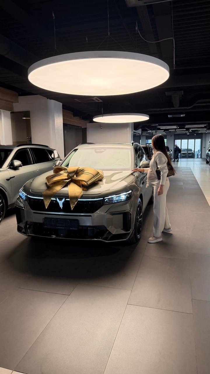 Покупательница получает автомобиль Voyah Free Sport+